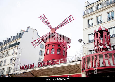 PARIS, FRANCE - 24 janvier 2018 : Avis au Moulin Rouge à Paris, France. La maison d'origine, qui a brûlé en 1915, a été reconstruit en 1921. Banque D'Images