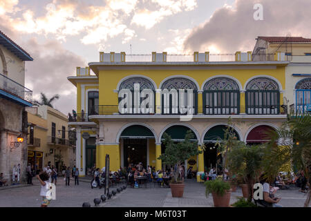 La Plaza Vieja, La Havane, La Havane, Cuba au coucher du soleil Banque D'Images