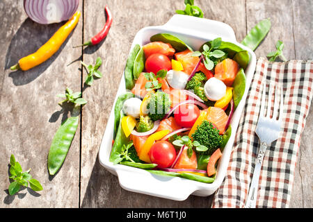 Frits et Savoureux saumon grillé sur tranches de mozzarella et légumes colorés mixtes Banque D'Images