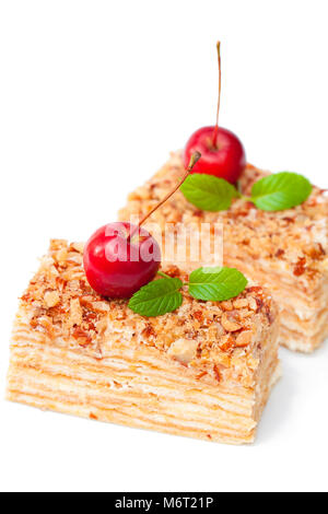 Napoléon gâteau avec les pommes sauvages et de menthe sur fond blanc Banque D'Images