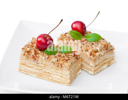 Napoléon gâteau avec les pommes sauvages et de menthe sur plaque carrée Banque D'Images