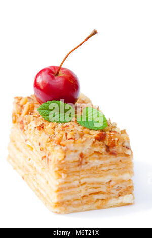 Napoléon gâteau avec les pommes sauvages et de menthe sur fond blanc Banque D'Images