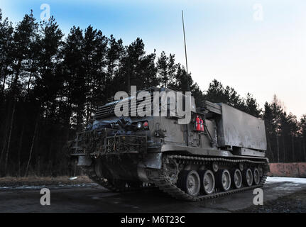 Les artilleurs de la batterie de l'Artillerie Royale 176, effectuer une mission de tir sur un système de lance-roquettes multiples (MLRS). Les membres du Corps de réaction rapide allié de l'Administration centrale ont été déployés à Grafenwoehr, en Allemagne, pour prendre part à l'ex avant dynamique 18. Avant dynamiques exercice 18 comprend environ 3 700 participants de 26 nations à l'armée américaine Zone d'entraînement Grafenwoehr (Allemagne), 23 Février-mars 10, 2018. Avant dynamique est un rapport annuel de l'armée américaine l'Europe (USAREUR) exercice portait sur l'interopérabilité de l'armée américaine, service commun et pays allié d'artillerie et de l'appui feu dans un environnement multinational Banque D'Images