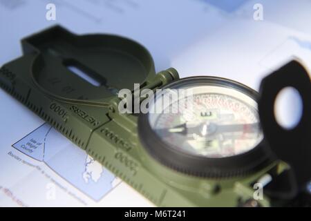 Des soldats de la réserve de l'armée américaine ne se perdent jamais tant qu'ils ont un M-1950 Boussole multifonctionnel lensatic compas randonnée waterproof, rapporteur et un site pour naviguer avec succès au cours de n'importe quel terrain et CSTX 78-18-03, à JEB-Ft. Histoire, Virginie, le 5 mars 2018. CSTX 78-18-03 est un exercice d'entraînement de soutien au combat qui assure l'America's Army les unités de réserve et les soldats sont formés et prêts à se déployer à court préavis et apporter capable, aptes au combat, et la puissance de feu meurtrière à l'appui de l'armée et nos partenaires n'importe où dans le monde. ( Photo Armée par le sergent. Christopher Sofia.) Banque D'Images