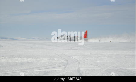 Une CL-130 affecté à la Garde nationale aérienne de New York (à la station McMurdo en Antarctique Le 25 janvier 2018. Les membres en service de la Garde nationale, le service actif et se réserve dans l'US Air Force, de l'armée, de la Marine et de la Garde côtière américaine l'opération Deep Freeze, une multi-nationale, de la recherche et de l'exécution de la mission d'enquête par la National Science Foundation. (Avec la permission de la photo) Banque D'Images