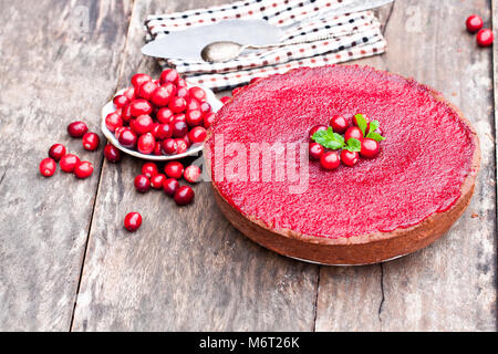 Délicieux gâteau avec gelée de canneberges et de canneberges fraîches pour Noël Banque D'Images