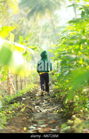 Enfance heureuse, de boue, jouer, Football, avoir du plaisir avec la nature, profiter de leur enfance, les enfants football,souvenirs, s'amusant, pour les enfants, cycle arbre avec boy, game Banque D'Images