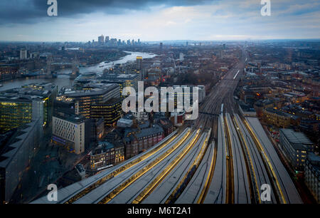 Vue sur le pont de la tour historique de la proximité de shard building à Londres, Royaume-Uni Banque D'Images