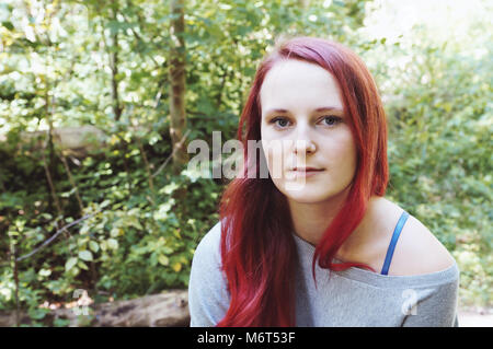 Outdoor portrait of a young woman in forest Banque D'Images