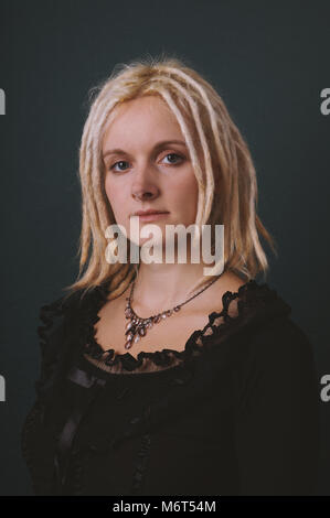 Retro style portrait d'une jeune femme avec des dreadlocks blondes Banque D'Images