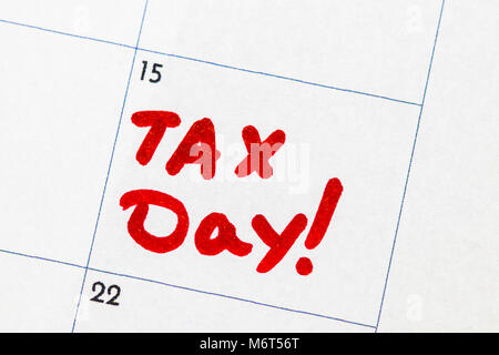 'Tax day" est un texte écrit sur le calendrier, marqueur rouge. Banque D'Images