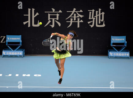 Zhu Lin servant partenaires vous Xiaodi vs Timea Bacsinszky et Jelena Ostapenko au tournoi de tennis Open de Chine à Beijing, octobre 2016 Banque D'Images