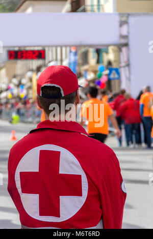 Les volontaires de la Croix-Rouge en aide à Marathon Banque D'Images