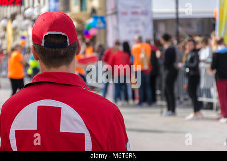 Les volontaires de la Croix-Rouge en aide à Marathon Banque D'Images