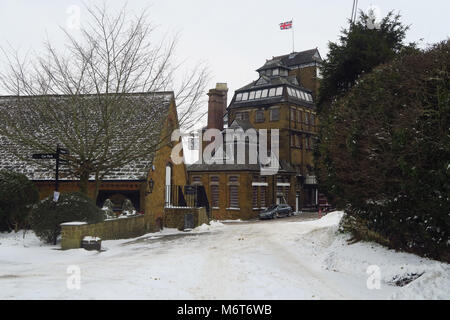 La Brasserie, après une chute de neige de mars, Hook Norton, Oxfordshire Banque D'Images