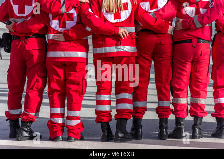 Les volontaires de la Croix-Rouge en aide à Marathon Banque D'Images