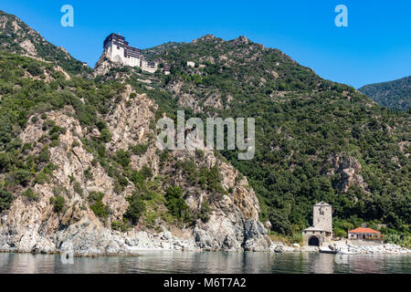 Monastère Simonos Petras perché au-dessus de la mer. Sur la péninsule Athos, la Macédoine, la Grèce du Nord Banque D'Images