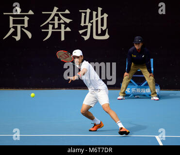 Roberto Bautista Agut d'Espagne au deuxième tour avec la Grande-Bretagne's Kyle Edmund au tournoi de tennis Open de Chine à Beijing, octobre 2016 Banque D'Images