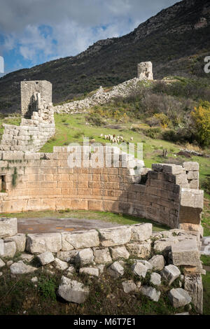 La porte d'Arcadia et de murs en pierre massive à l'ancienne Messène (Ithomi), Messénie, Sud du Péloponnèse, Grèce Banque D'Images