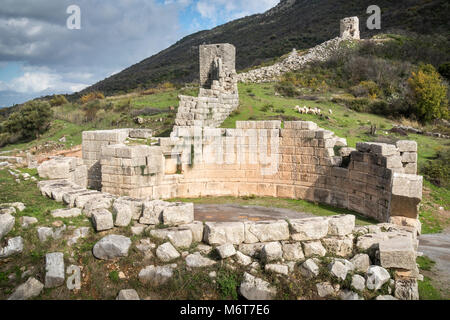 La porte d'Arcadia et de murs en pierre massive à l'ancienne Messène (Ithomi), Messénie, Sud du Péloponnèse, Grèce Banque D'Images