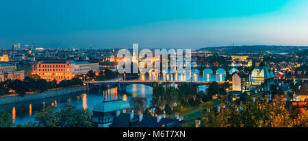 Prague, République tchèque. Vue panoramique de Soirée Soirée Cityscape In d'éclairage de nuit. Le Pont Charles, pont Manes, Straka Academy. Monuments célèbres Banque D'Images