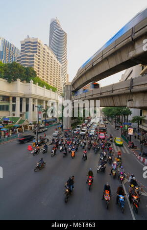 Bangkok, Thaïlande, - 05 Jan 2018 : Le sanctuaire d'Erawan à Intersection Ratchaprasong de jour, 05 janvier 2018 à Bangkok, Thaïlande. Banque D'Images