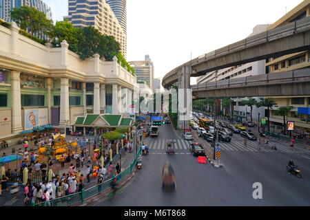 Bangkok, Thaïlande, - 05 Jan 2018 : Le sanctuaire d'Erawan à Intersection Ratchaprasong de jour, 05 janvier 2018 à Bangkok, Thaïlande. Banque D'Images