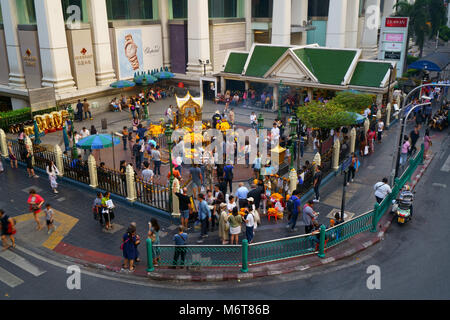 Bangkok, Thaïlande, - 05 Jan 2018 : Le sanctuaire d'Erawan à Intersection Ratchaprasong de jour, 05 janvier 2018 à Bangkok, Thaïlande. Banque D'Images