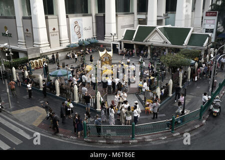 Bangkok, Thaïlande, - 05 Jan 2018 : Le sanctuaire d'Erawan à Intersection Ratchaprasong de jour, 05 janvier 2018 à Bangkok, Thaïlande. Banque D'Images