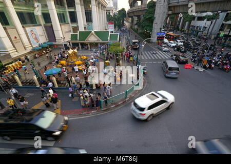 Bangkok, Thaïlande, - 05 Jan 2018 : Le sanctuaire d'Erawan à Intersection Ratchaprasong de jour, 05 janvier 2018 à Bangkok, Thaïlande. Banque D'Images