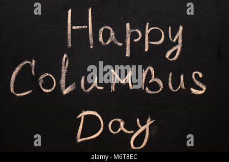 Happy Columbus Day.Inscription à la craie sur un tableau noir. Banque D'Images