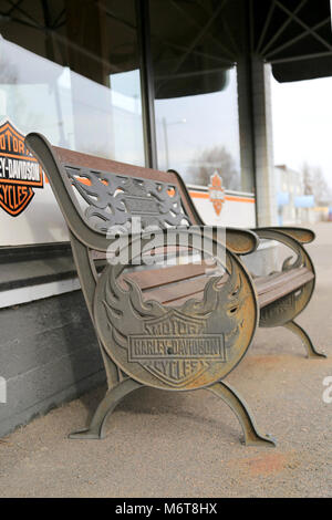 La Finlande, Etats-Unis - 9 mars 2014 : LA FINLANDE, Etats-Unis - 9 mars 2014 : Vintage banc avec signalisation Harley Davidson devant un magasin. Harley Davidson va Banque D'Images