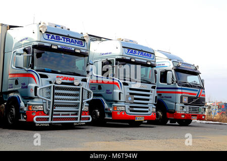 FORSSA, FINLANDE - mars 1, 2014 : flotte de camions Scania et Volvo garée sur un chantier. Le Gouvernement suédois appelle Volkswagen AG à sauvegarder des emplois et deve Banque D'Images