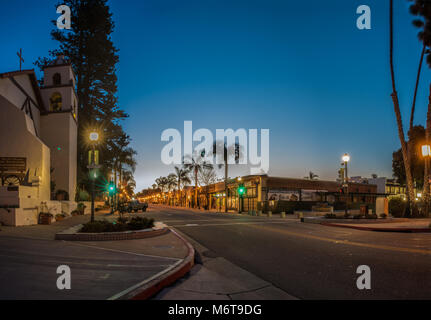 Ciel du matin Gradient derrière Ventura à la mission principale de l'éclairage de rue le 24 février 2018 de la Californie, aux États-Unis. Banque D'Images