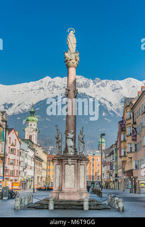 La colonne commémorative Annasaule à Maria Theresa sur Maria Theresien Strasse, dans le centre d'Innsbruck en regardant vers la montagne Karwendal Banque D'Images
