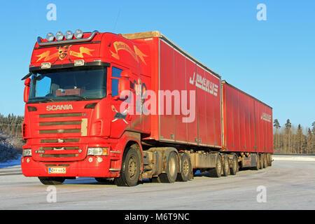 FORSSA, FINLANDE - le 18 janvier 2014 : Scania R500 camion transport longue dans des conditions arctiques. Soufflerie de Scania est le premier en Europe adapté Banque D'Images