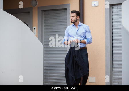 Les hommes en costume et cravate au frais dans un port avec voile Banque D'Images