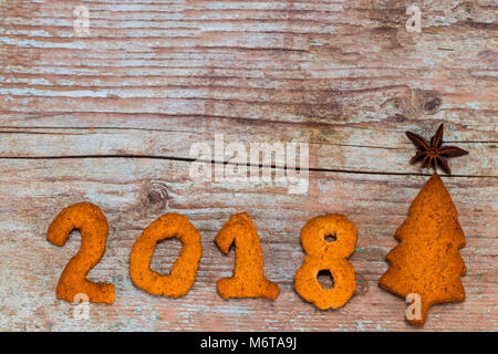 Gingerbread cookies sur table en bois. Joyeux Noël et Bonne Année 2018 ! Close up, vue du dessus. Produit de haute résolution. Banque D'Images