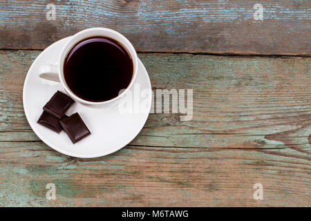 Tasses de café avec du chocolat sur la table en bois avec copie espace. Banque D'Images