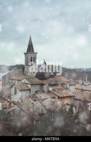 Spoleto est emballé avec des ruelles pittoresques, une ville ancienne avec de nombreux délices modernes. Il dispose d'une terrasse d'observation spécifique où vous pouvez regarder vers le bas Banque D'Images