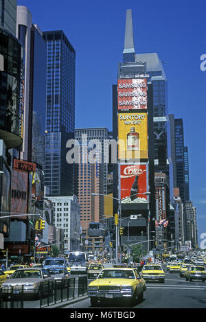 Les taxis jaune HISTORIQUE 1992 TIMES SQUARE MANHATTAN NEW YORK USA Banque D'Images