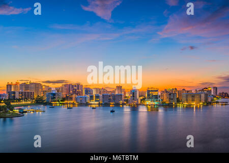 Sarasota, Floride, USA sur le centre-ville sur la baie. Banque D'Images