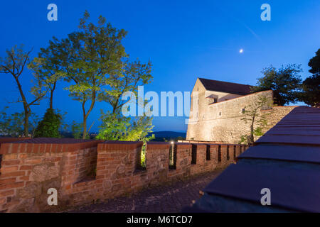 Le mur de château Hrad vu à blue hour time à Bratislava, la capitale slovaque Banque D'Images