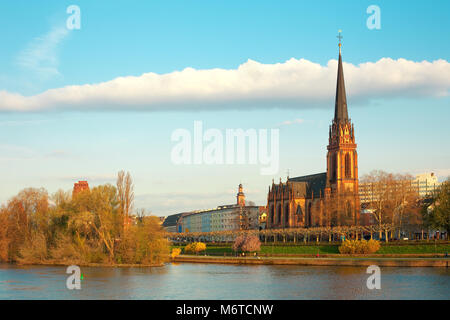 Église de Dreikoenigs où fut créé et la rivière Main, Francfort, Hesse, Allemagne Banque D'Images