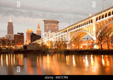 Pont supérieur de Detroit sur le centre-ville et la rivière Cuyahoga, Cleveland, Ohio, USA Banque D'Images