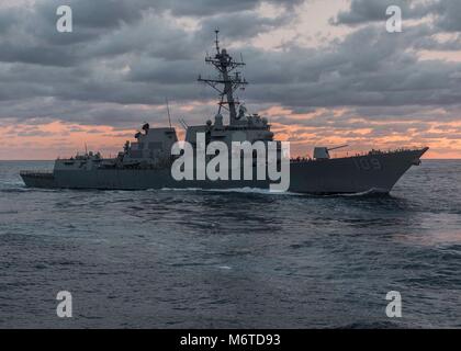 180228-N-IC246-0025 OCÉAN ATLANTIQUE (fév. 28, 2018) Le destroyer USS-missiles Jason Dunham (DDG 109) les transits de l'océan Atlantique. (U.S. Photo par marine Spécialiste de la communication de masse matelot Raymond Maddocks/libérés) Banque D'Images