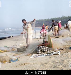 Munnar, Kerala, Inde - Avril 2010 : les pêcheurs de retirer les prises de leurs filets tôt le matin à Varkala beach, Kerala, Inde. Tourné sur (6x6) f Banque D'Images