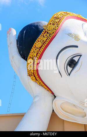 , Monywa Myanmar - le 19 novembre 2014. Le bouddha couché de droit à la Pagode Maha Bodhi Ta Htaung est de plus de 100 mètres de long ; ce détail montre un œil, Banque D'Images