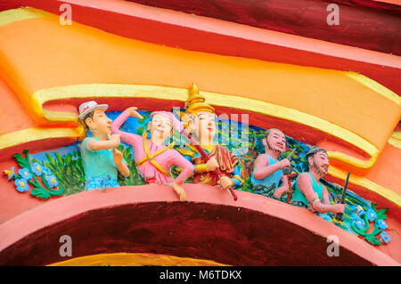 , Monywa Myanmar - le 19 novembre 2014. Des statues de personnages birmans voûté au-dessus porte à la Pagode Thanboddhay Banque D'Images