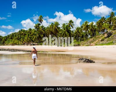 Attractive Woman walking along beach un jour d'été, Maragogi, Alagoas Banque D'Images